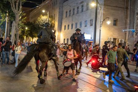 Bei einer erneuten Großkundgebung in Israel schreitet die Polizei ein. 