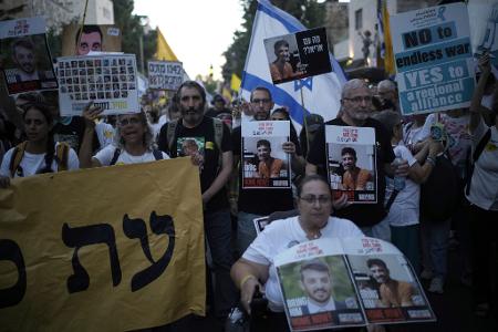 Angehörige der Geiseln fordern ihre sofortige Freilassung. 