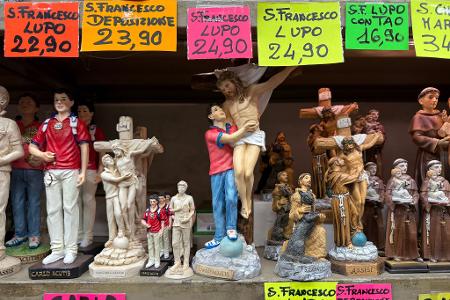 In Souvenirshops werden Tonfiguren von Franz von Assisi und Carlo Acutis verkauft. (Archivbild)