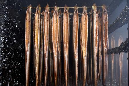 Als die Feuerwehr abrückte, waren die Aale noch nicht zu Ende geräuchert. (Symbolbild)