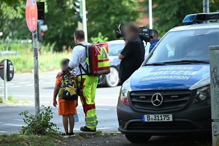 . Ein Auto ist in Berlin-Wedding in eine Menschengruppe gefahren.