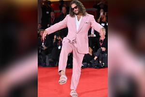Jason Momoa überrascht mit pinken Fußnägeln in pinken Birkenstocks