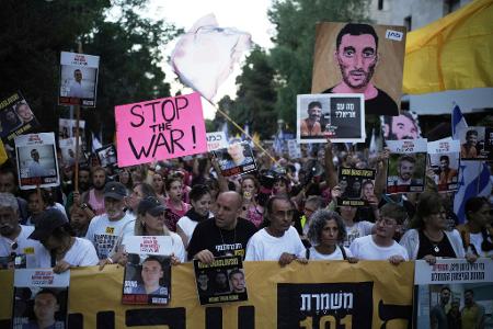Angehörige der Geiseln fordern Verhandlungen über ein Abkommen zur Freilassung der Entführten. (Archivbild) 