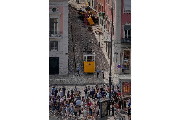 Als Grund des Unglücks wird angenommen, dass ein Halteseil gerissen oder sich vom Wagen gelöst hat. 