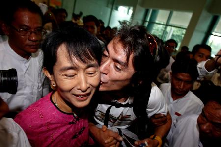 Ein Bild aus besseren Tagen: Aung San Suu Kyi 2011 zusammen mit ihrem Sohn Kim Aris. (Archivbild)