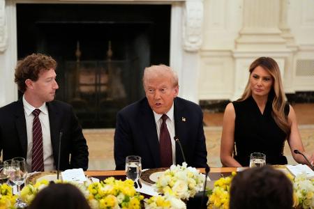 An der langen Tafel nahm direkt neben Trump Meta-Chef Mark Zuckerberg Platz.