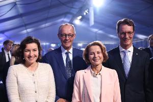 Bundeskanzler Friedrich Merz und NRW-Ministerpräsident Hendrik Wüst haben den Supercomputer "Jupiter" in Jülich in Betrieb genommen. 