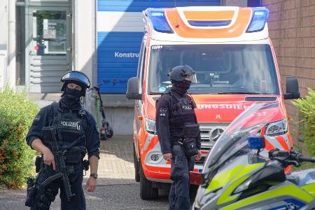 Auch Spezialeinheiten sind vor Ort.