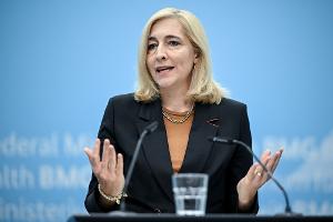 Gesundheitsministerin Warken will die Kassenbeiträge noch stabilisieren.