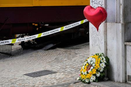 Eltern aus Deutschland haben ihren Sohn, den die Polizei schon unter den Todesopfern vermutete, schwer verletzt aber lebend in einem Krankenhaus von Lissabon gefunden. 