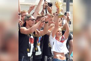 Lukas Podolski umgarnt Helene Fischer für sein Festival