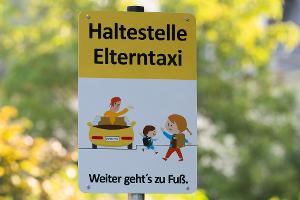 Für Schulen sind die "Elterntaxis" oft eine Herausforderung. (Archivbild)