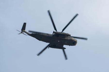 Beim Abseilen vom Hubschrauber verlor der Soldat den Halt. (Symbolbild)