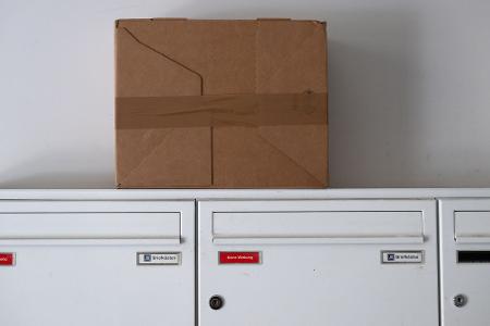 Auch DHL hat seinen Paketdienst in die USA deutlich eingeschränkt. (Archivbild)