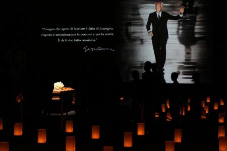 Der Sarg steht in dem Saal, in dem Giorgio Armani früher seine Modeschauen abnahm.