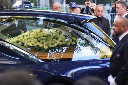 Beim Eintreffen des Sarges gab es Applaus.