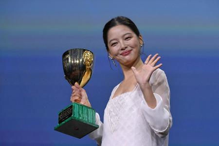 Xin Zhilei mit ihrer Auszeichnung.