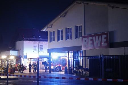 Der Supermarkt wird abgesperrt.