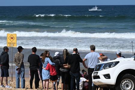 Schockierte Familienangehörige und Freunde trauerten am Strand um das Opfer.