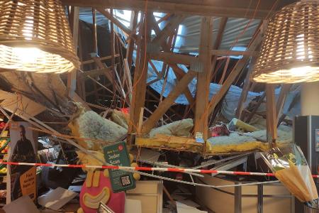 Die Dachkonstruktion ist auch auf den Kassenbereich gestürzt. 