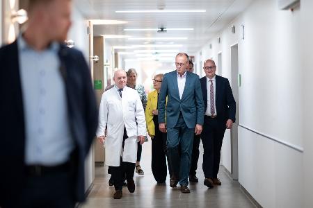 Die Finanzierung des Gesundheitssystems war auch Thema beim Besuch von Bundeskanzler Merz im Alfried-Krupp-Krankenhaus in Essen. 