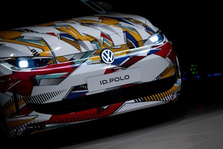 Auf der IAA steht das Auto noch mit bunter Tarnfolie.