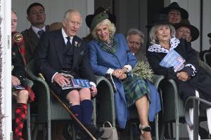 König Charles und Königin Camilla amüsieren sich bei Highland Games