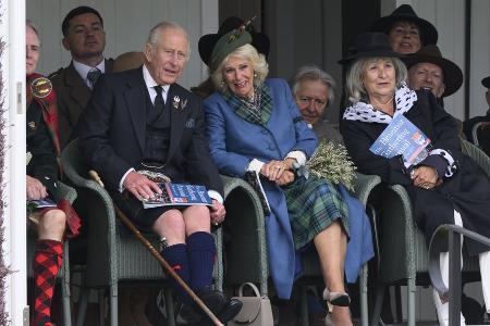 König Charles und Königin Camilla amüsieren sich bei Highland Games
