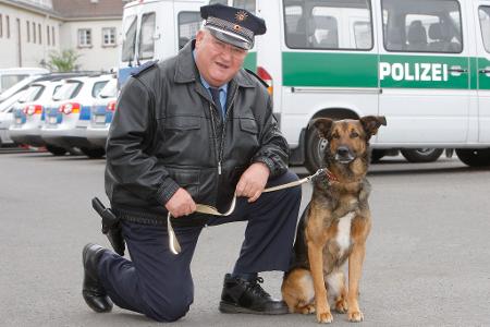 Schauspieler Horst Krause im Einsatz mit Hund.