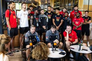 Mumbrú spricht erstmals: "Gehe nicht nach Hause"