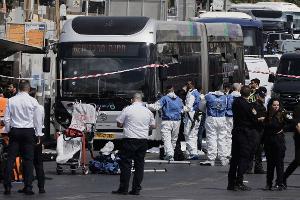 Rettungskräfte am Ort eines Anschlags, bei dem in Jerusalem mehrere Menschen getötet wurden. 