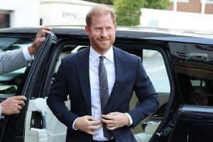 Prinz Harry zeigt sich gut gelaunt in London