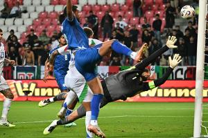 Blackouts und Eigentore - doch Italien wahrt WM-Chance