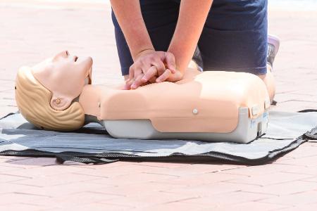Bitte beherzt zudrücken: Einer Herzdruckmassage sollte man nicht zu zögerlich angehen. 