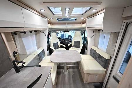 Längsbank-Sitzgruppe, Innenraum