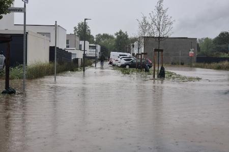 Teils stehen ganze Straßen unter Wasser.
