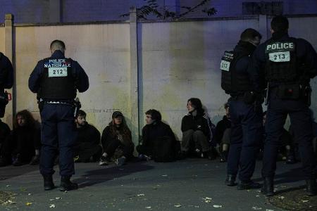 Dutzende Menschen wurden in Paris festgenommen.