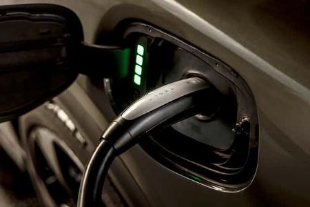 Lucid Gravity am Tesla Supercharger