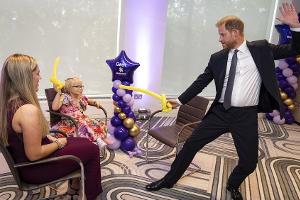 Zu süßer Szene: Herzogin Meghan schickt ihrem Harry rosa Herzen