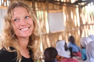 Toni Garrn kämpft mit "Stiftung RTL" für Schulbau in Uganda