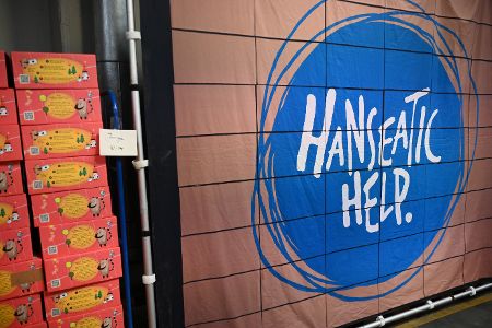 Logo von Hanseatic Help an einer Wand