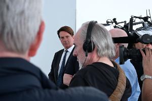 Der ehemalige Regierungssprecher Béla Anda (Mitte) macht künftig Öffentlichkeitsarbeit für die in Hamburg vor Gericht stehende Unternehmerin Christina Block. (Archivbild)