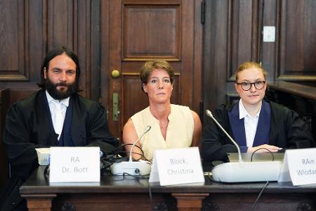 Neben ihren Anwälten wird künftig auch der ehemalige Regierungssprecher Béla Anda für die angeklagte Unternehmerin Christina Block (Mitte) tätig werden. (Archivbild)