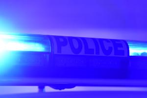 Mit einem Messer hat ein Angreifer eine Lehrkraft und einen Schüler verletzt. (Symbolbild)