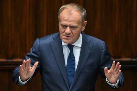 Polens Regierungschef Donald Tusk informiert im Parlament über die Verletzung des polnischen Luftraums.