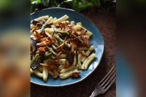 Cremige Nudeln mit Pilzen und Bohnen