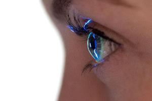 Fremdkörper im Auge? Vorsichtig ausspülen oder doch zum Arzt – es kommt drauf an.