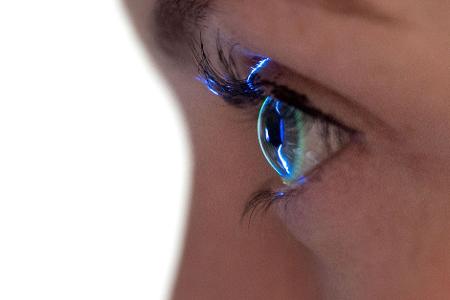 Fremdkörper im Auge? Vorsichtig ausspülen oder doch zum Arzt – es kommt drauf an.