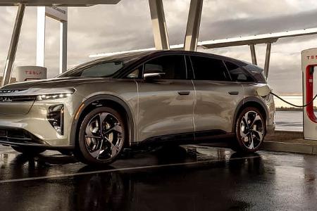 Lucid Gravity am Tesla Supercharger