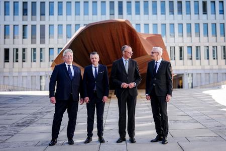 Kanzler Friedrich Merz (CDU) nimmt an der Amtseinführung des neuen BND-Präsidenten Martin Jäger (re) teil. Mit dabei sind auch dessen Vorgänger Bruno Kahl und Kanzleramtschef Thorsten Frei (l-r).